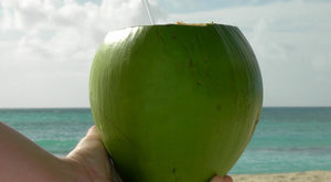 Kokosnuss mit Strohhalm